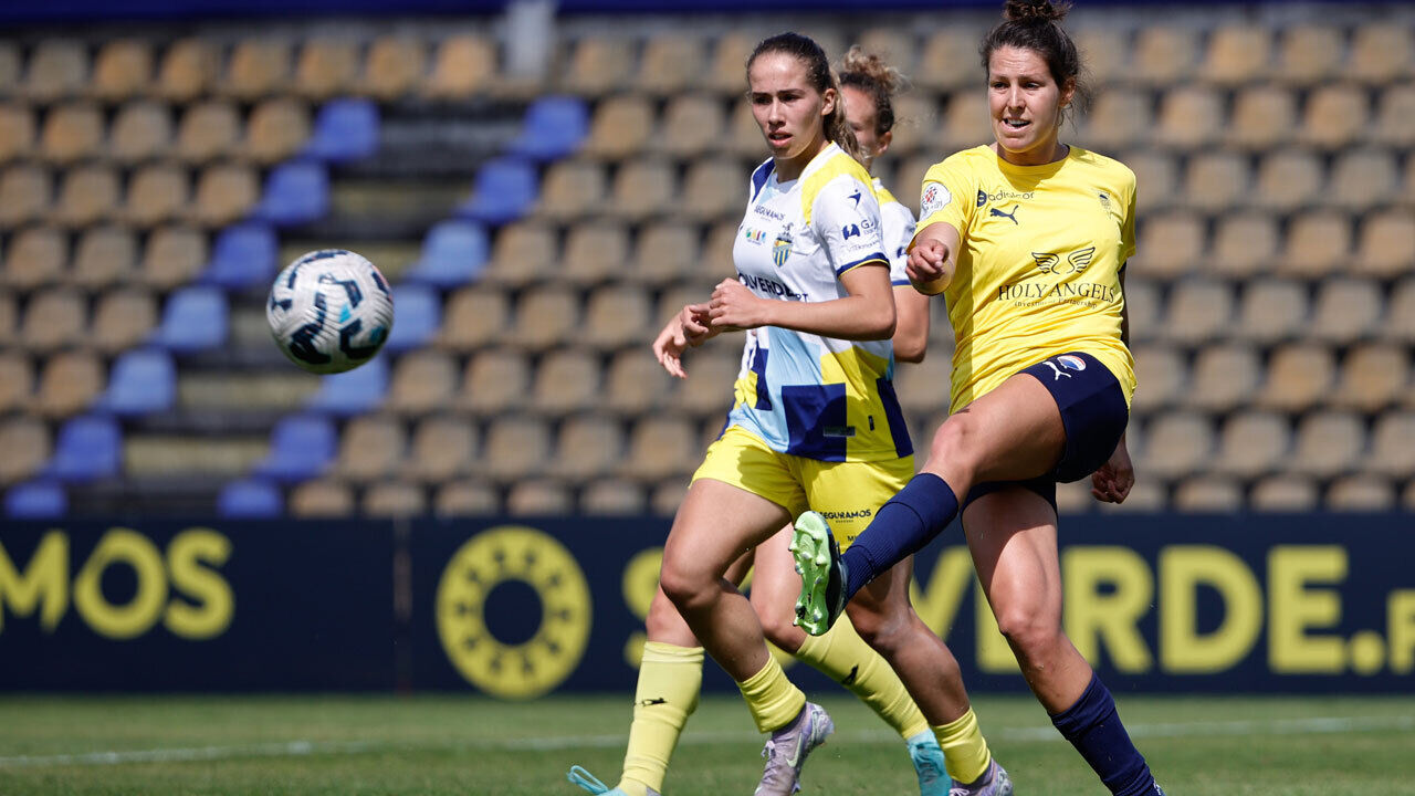 Jogadoras de Valadares e Estoril disputam a bola