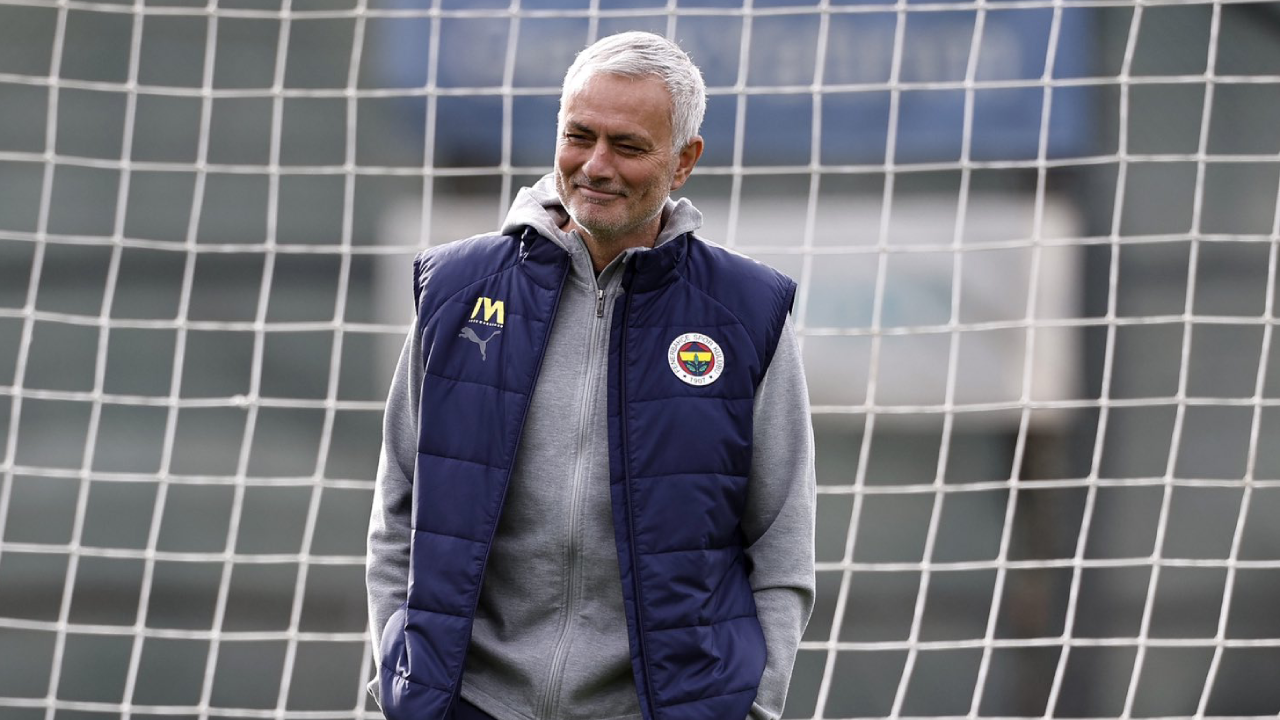 José Mourinho durante um treino do Fenerbahçe