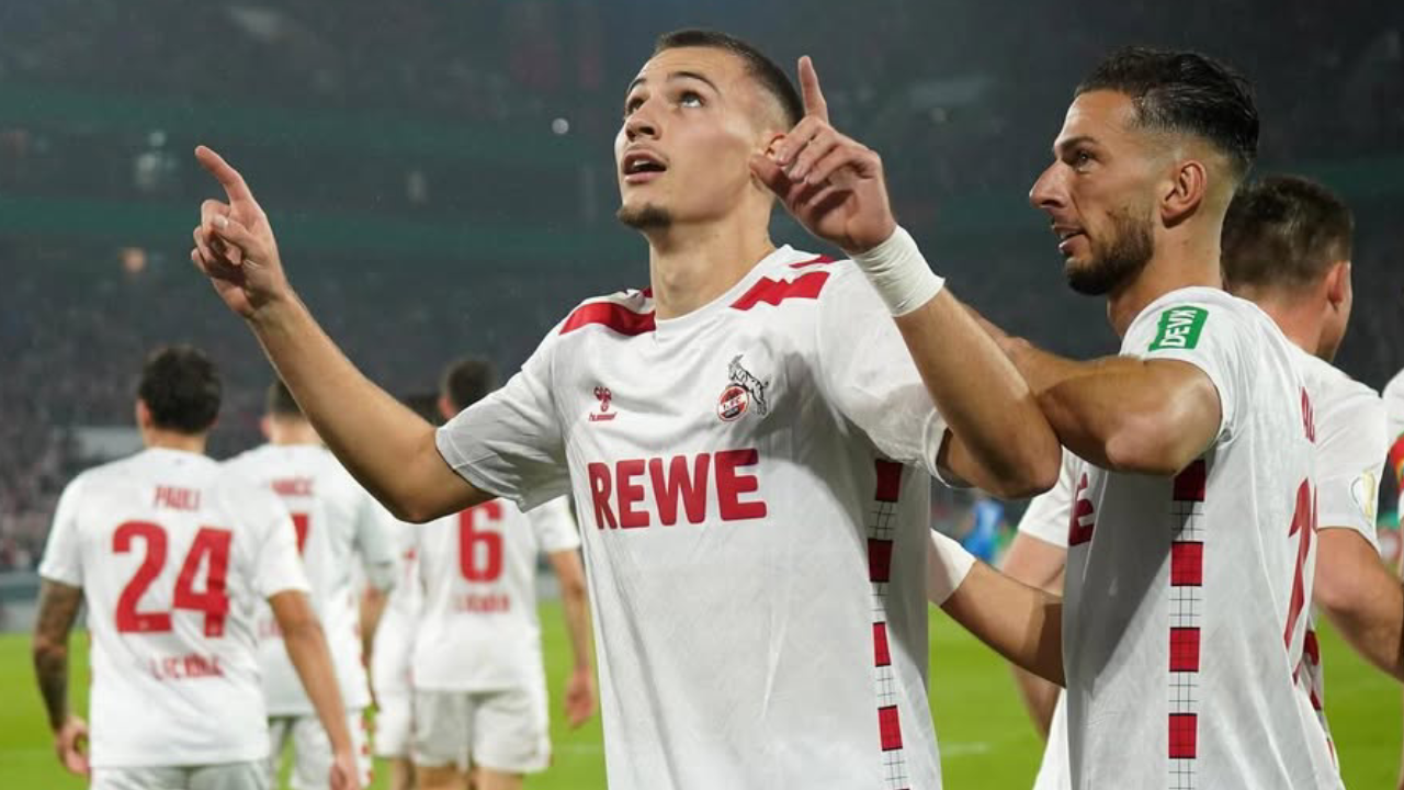 Tim Lemperle celebra golo pelo Colónia