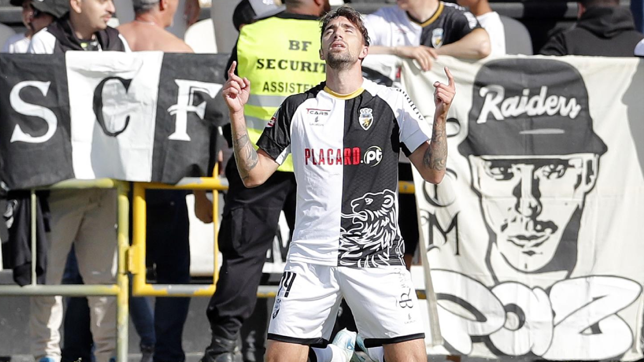 Darío Poveda festeja golo pelo Farense
