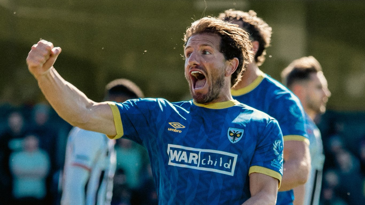 Sam Hutchinson celebra o golo da vitória frente ao Grimbsy