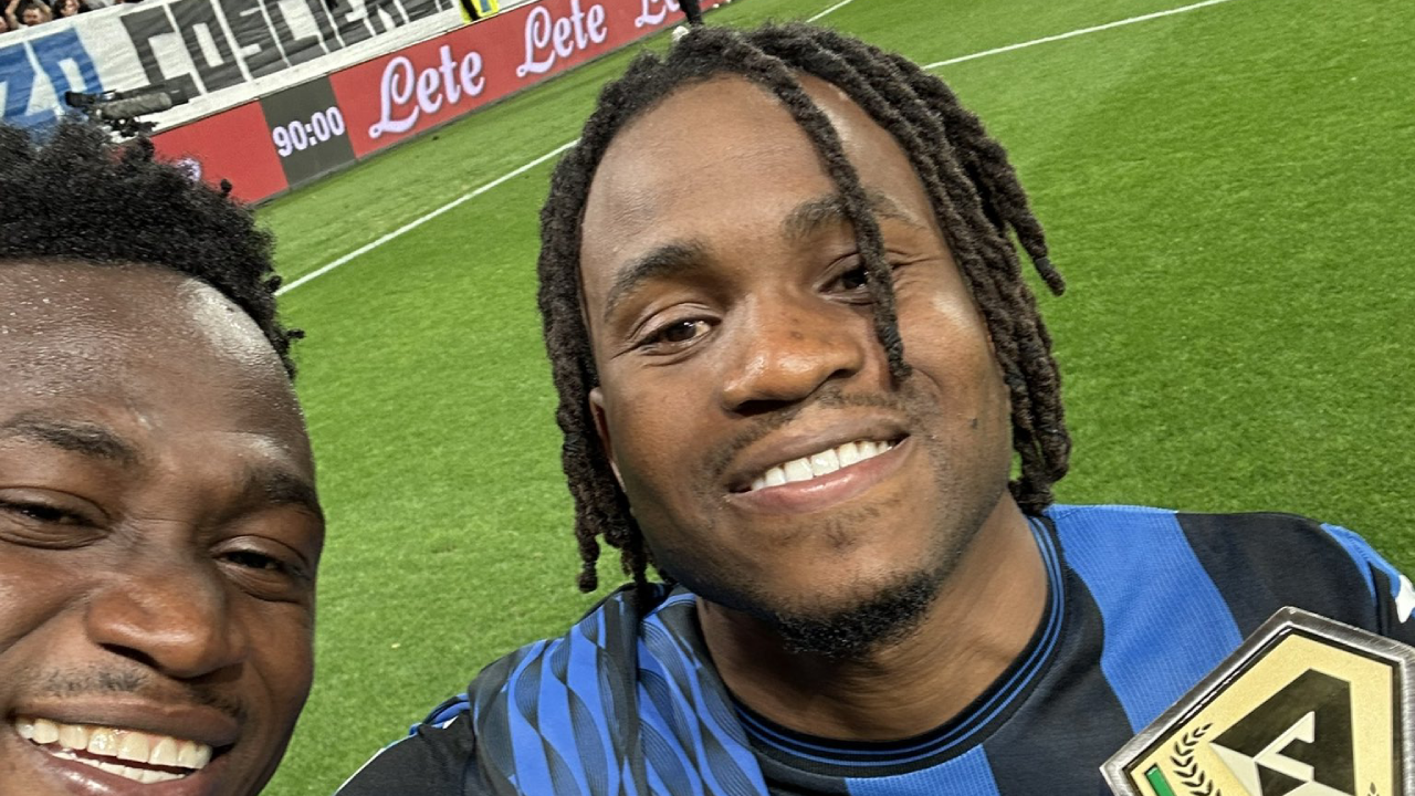 Lookman festeja com o companheiro de equipa a vitória da Atalanta e exibe o prémio de MVP frente à Roma