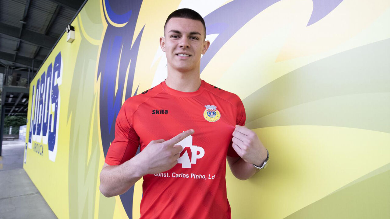 Jakub Vinarcik aponta para o símbolo do Arouca