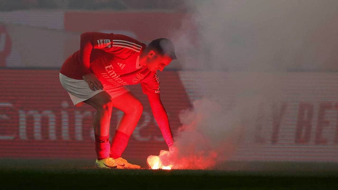 Aktürkoglu retira engenho pirotécnico do relvado