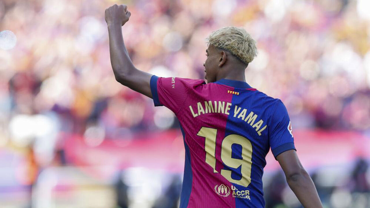 Lamine Yamal festeja com a camisola do Barcelona