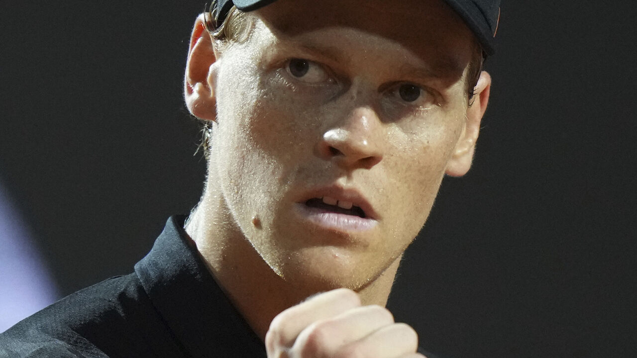 Jannik Sinner reage durante o jogo frente ao argentino Francisco Cerundolo