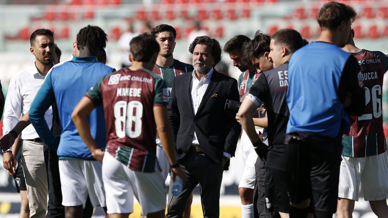 Paulo Lopo. presidente do E. Amadora, no relvado com os jogadores