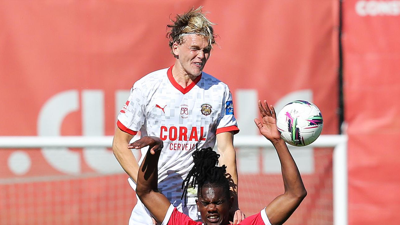 Noah Madsen, jogador do Marítimo, disputa uma bola de cabeça