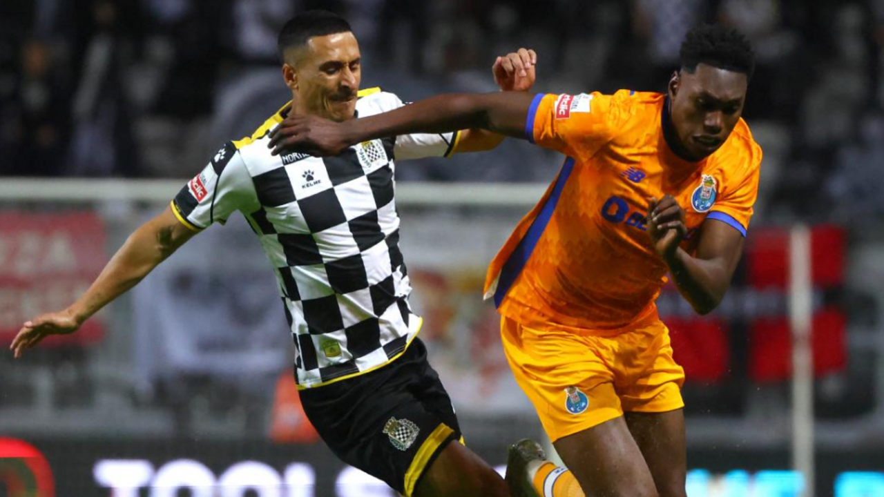 Rodrigo Abascal (Boavista) e Samu (FC Porto) em disputa pela posse de bola 
