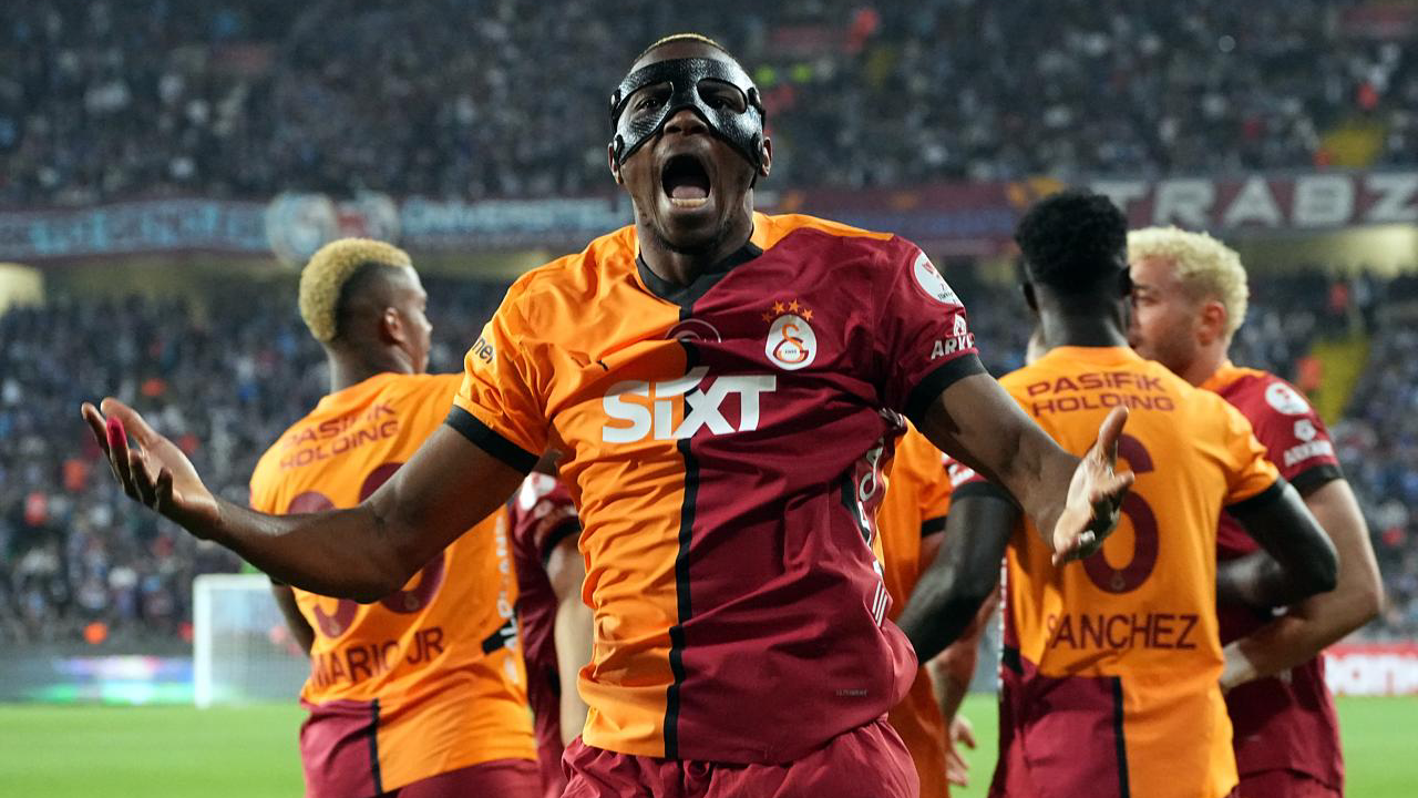 Victor Osimhen celebra golo marcado na final da Taça da Turquia, frente ao Trabzonspor