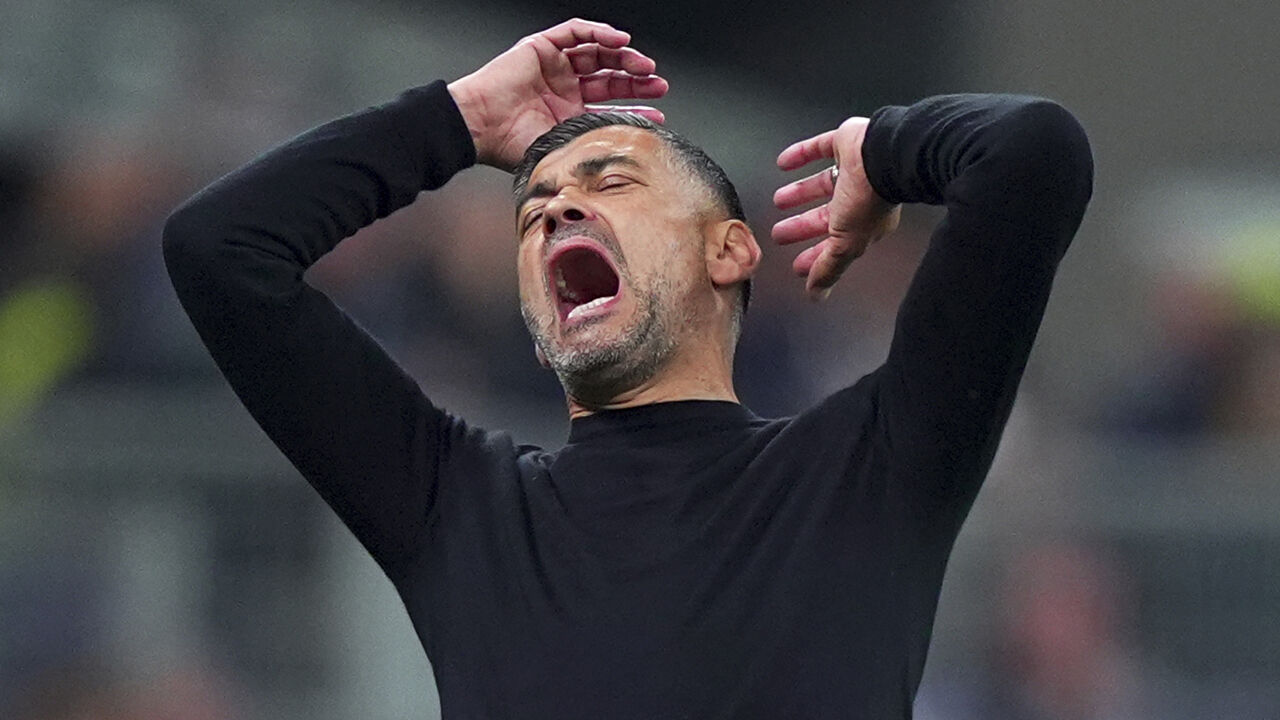 Sérgio Conceição reage no banco do Milan