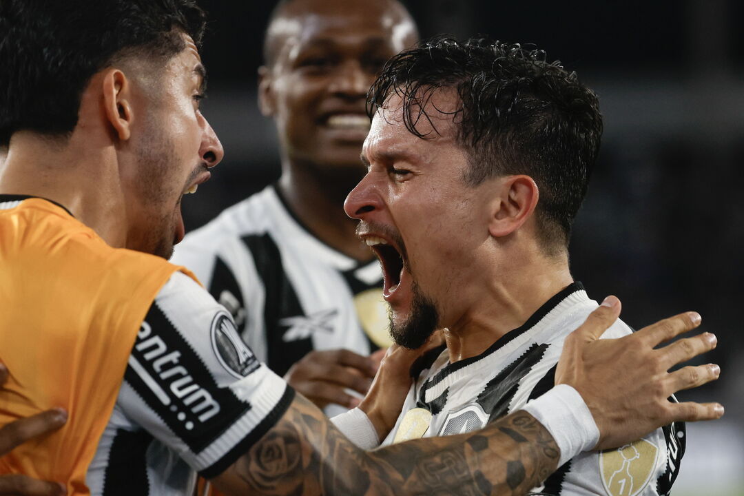 Jogadores do Botafogo a festejarem vitória frente ao Estudiantes