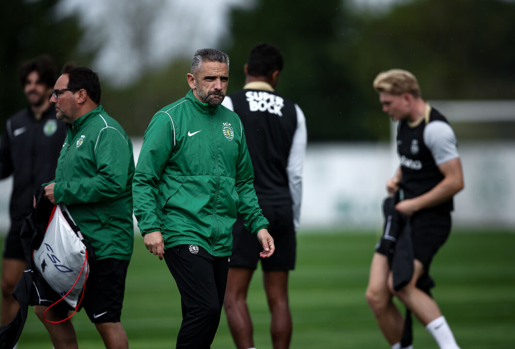 Rui Borges a orientar treino do Sporting
