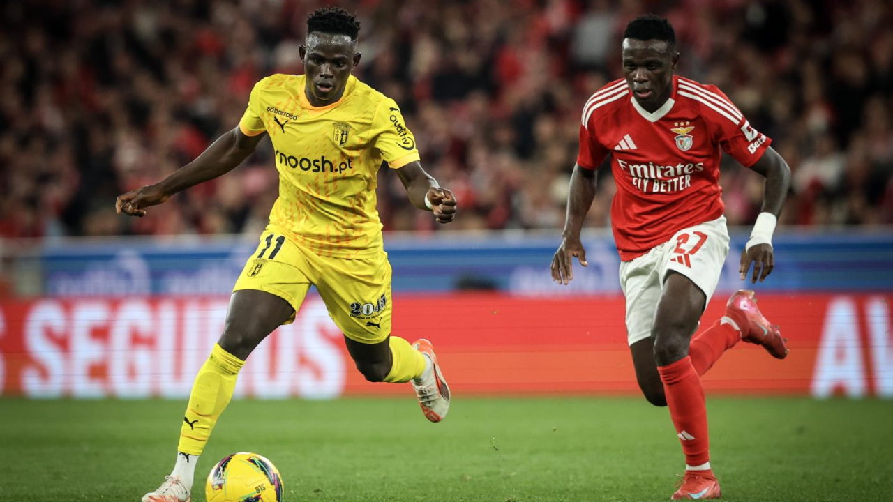 Roger Fernandes (à esquerda) e Bruma (à direita) durante o jogo