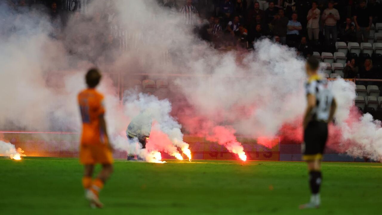 Arremesso de tochas interrompeu o encontro