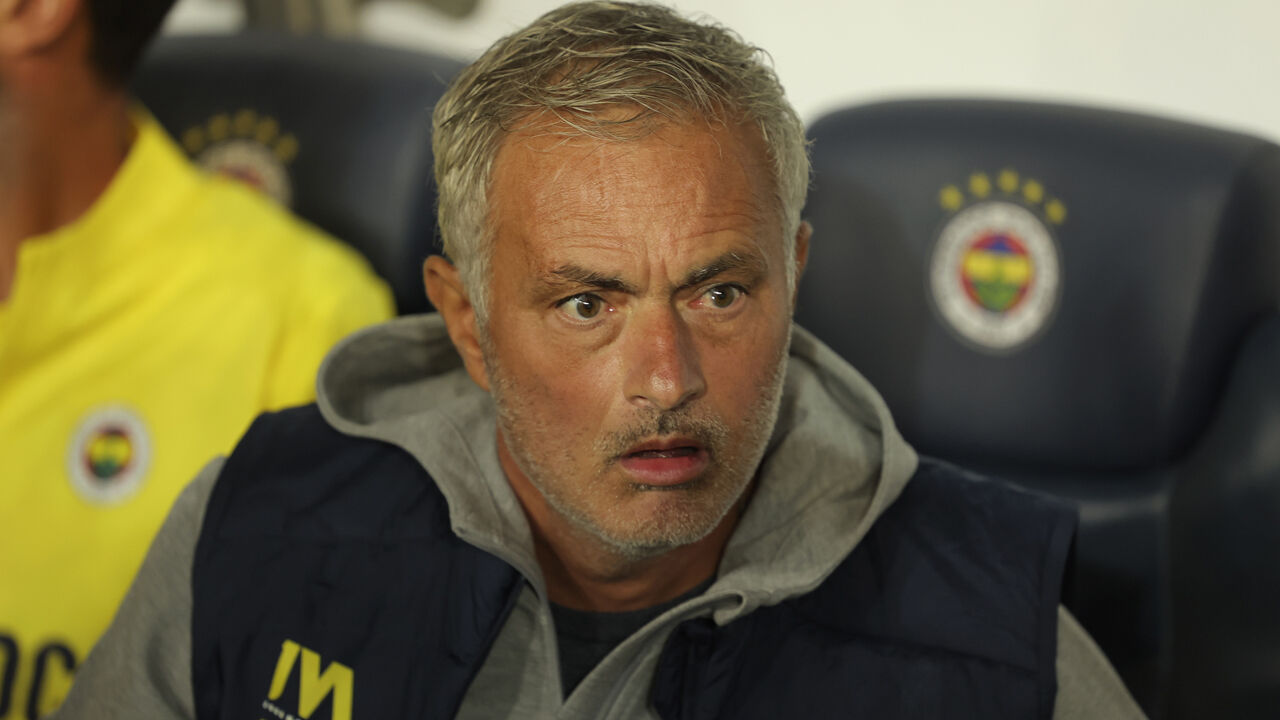 José Mourinho orienta o Fenerbahçe desde o verão do ano passado