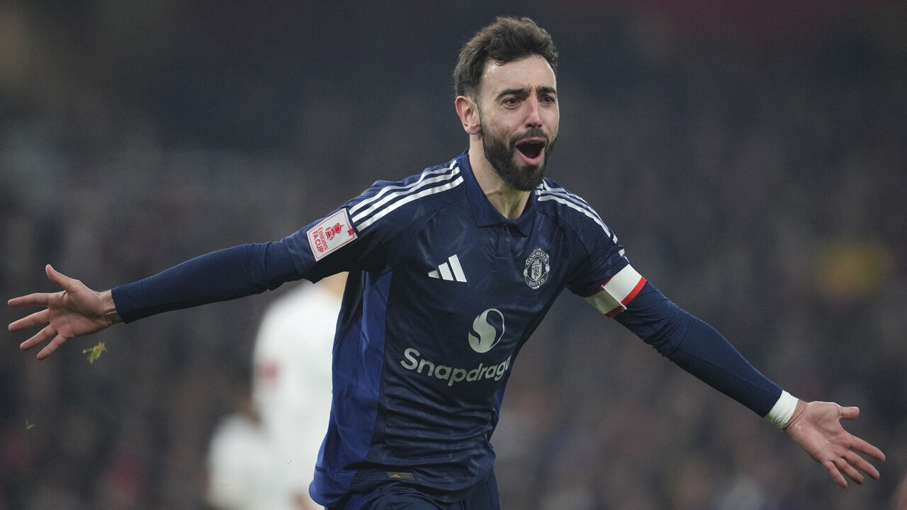 Bruno Fernandes festeja com a camisola do Manchester United