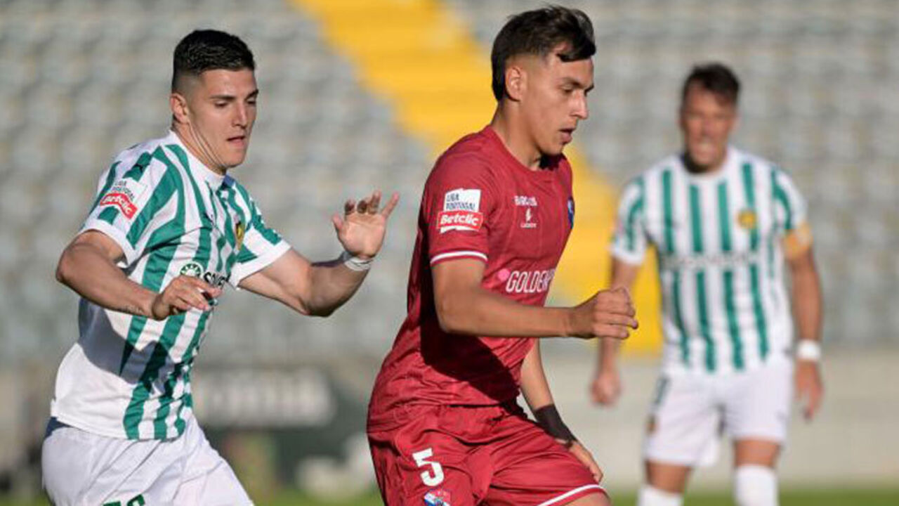 Martim Neto disputa a bola com Facundoi Cáseres