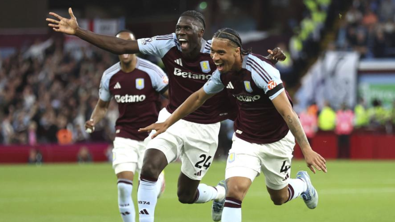 Jogadores do Aston Villa festejam golo frente ao Tottenham
