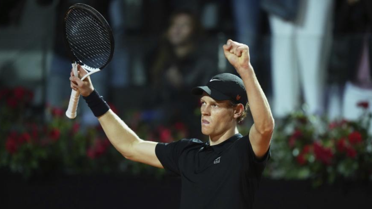 Jannik Sinner festeja vitória sobre Tommy Paul nas meias-finais do Masters 1.000 de Roma