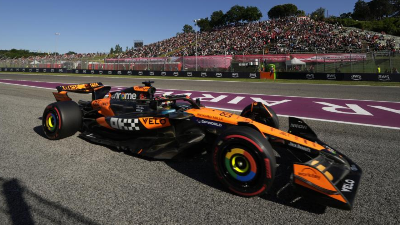 Oscar Piastri (McLaren) durante a sessão de treinos livres em Ímola