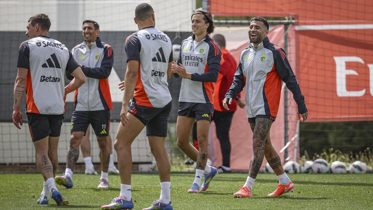 Jogadores do Benfica sorridentes durante o treino