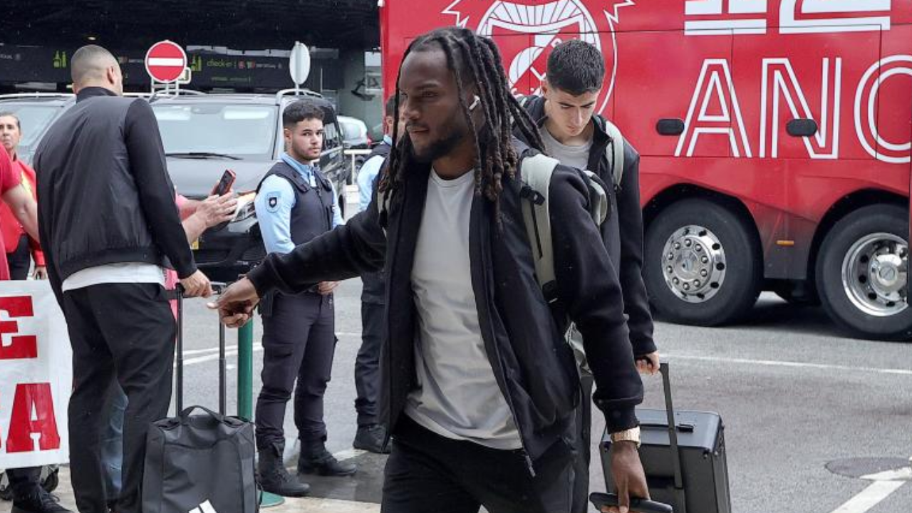 Renato Sanches no aeroporto de Lisboa