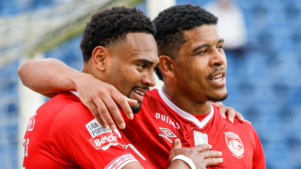 Wendel Silva (à esquerda) celebra um golo pelo Santa Clara