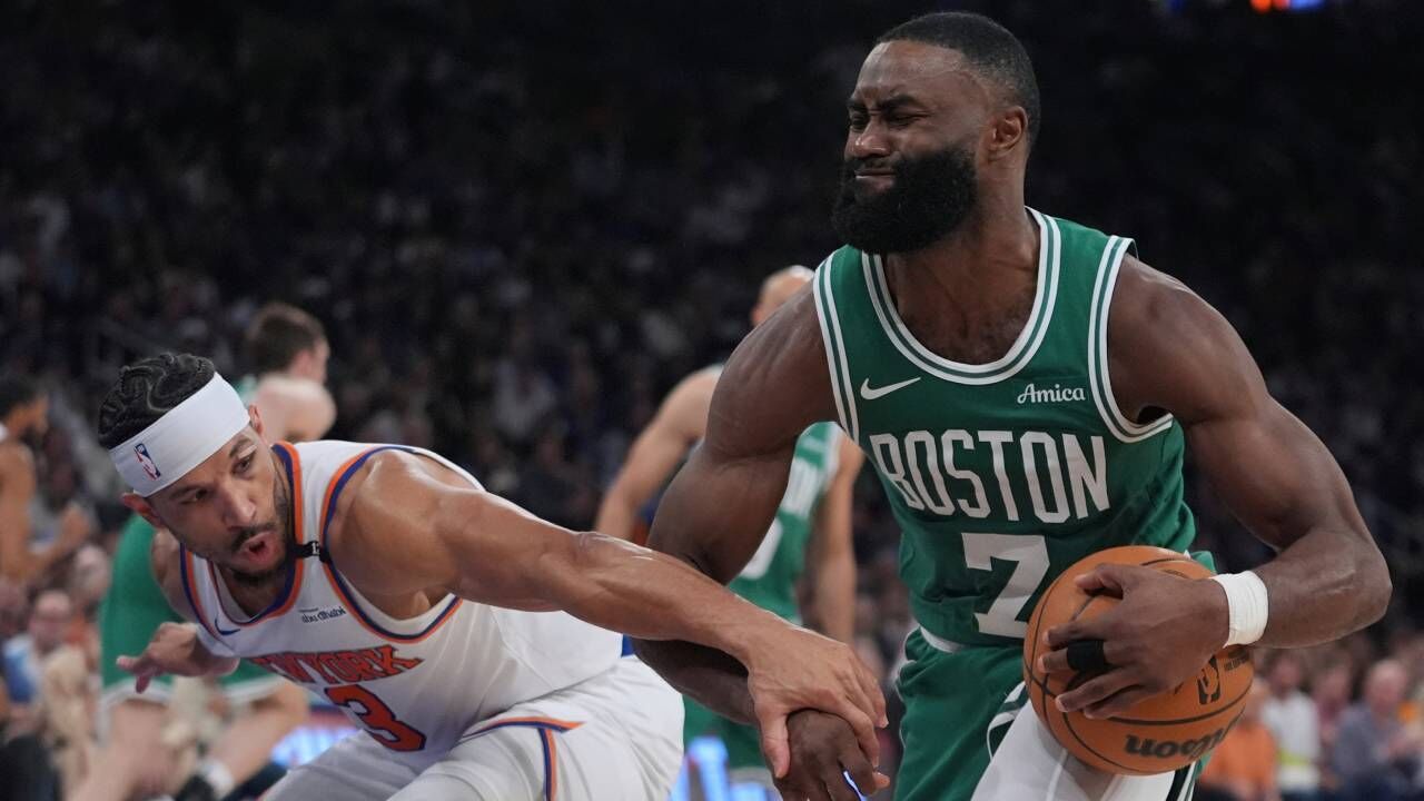 Josh Hart e Jaylen Brown em ação no 6.º jogo do duelo entre Knicks e Celtics