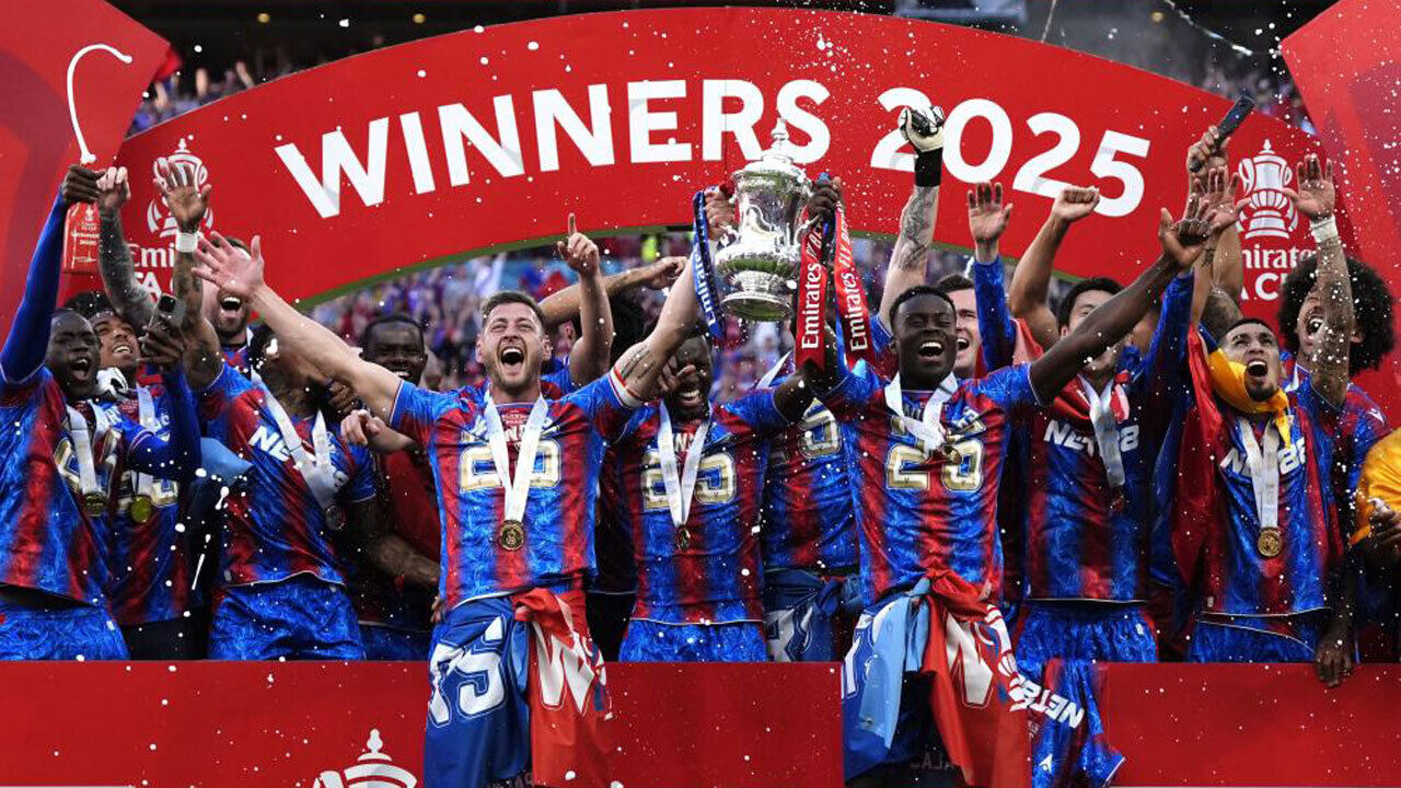 Jogadores do Crystal Palace a levantar a Taça de Inglaterra