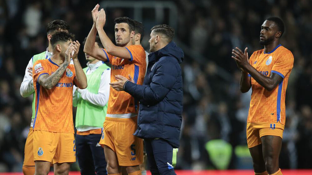 Jogadores do FC Porto aplaudem os adeptos no final do jogo com o Nacional