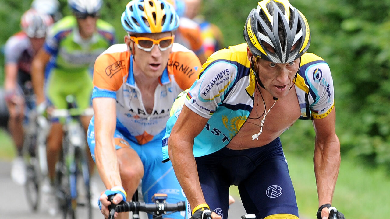 Lance Armstrong (na frente) seguido de Bradley Wiggins na 17.ª etapa da Tour em 2009