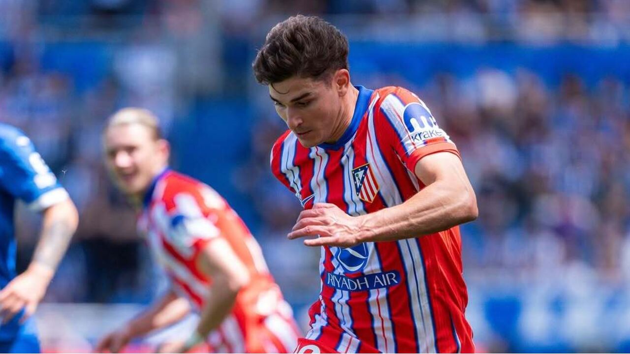 Julian Álvarez bisou diante do Betis