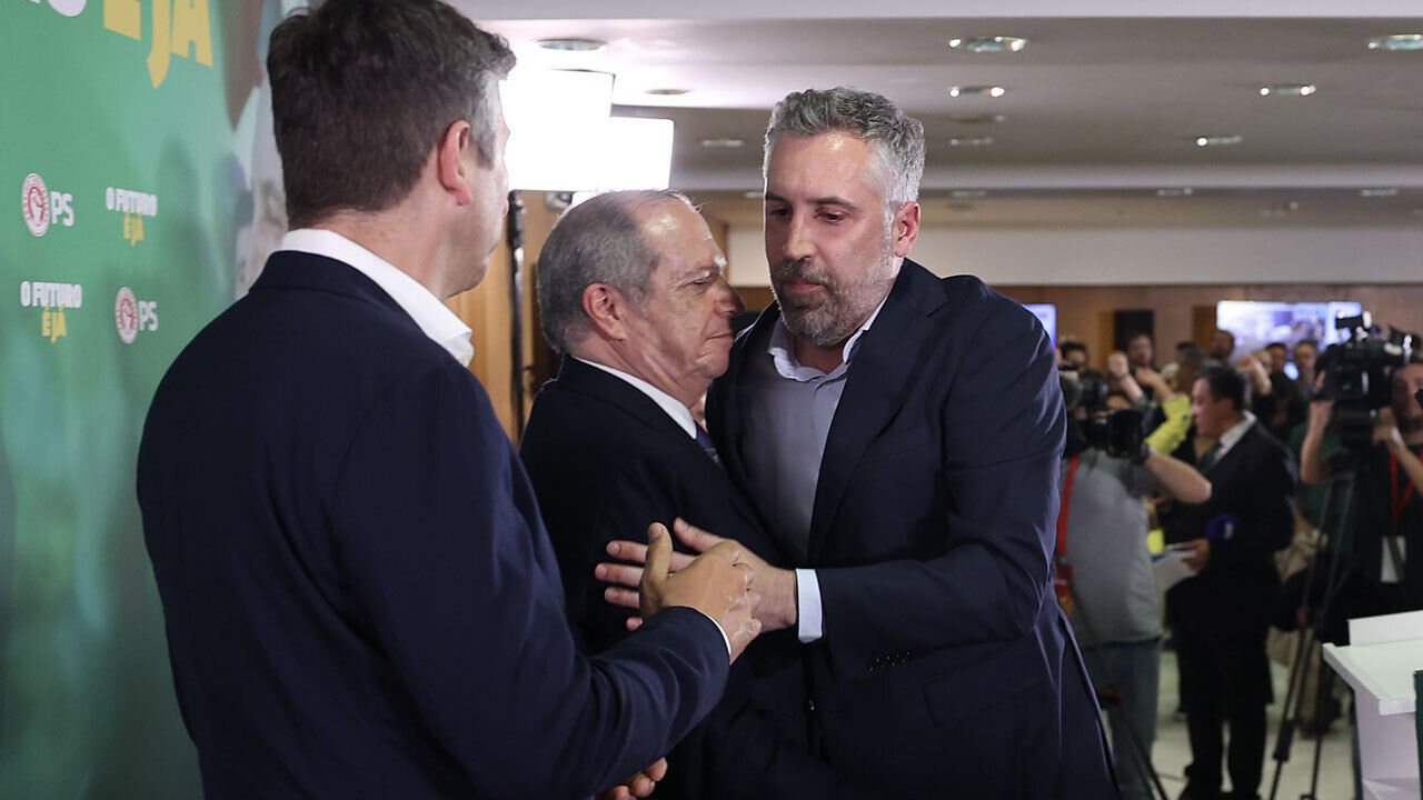 Pedro Nuno Santos confortado após derrota nas eleições legislativas