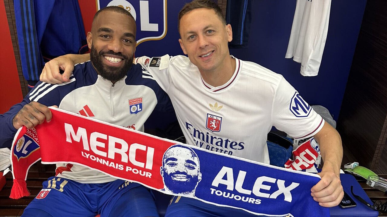 Matic publicou uma fotografia com Lacazette na qual é possível ver-se o adesivo a tapar a bandeira LGBT