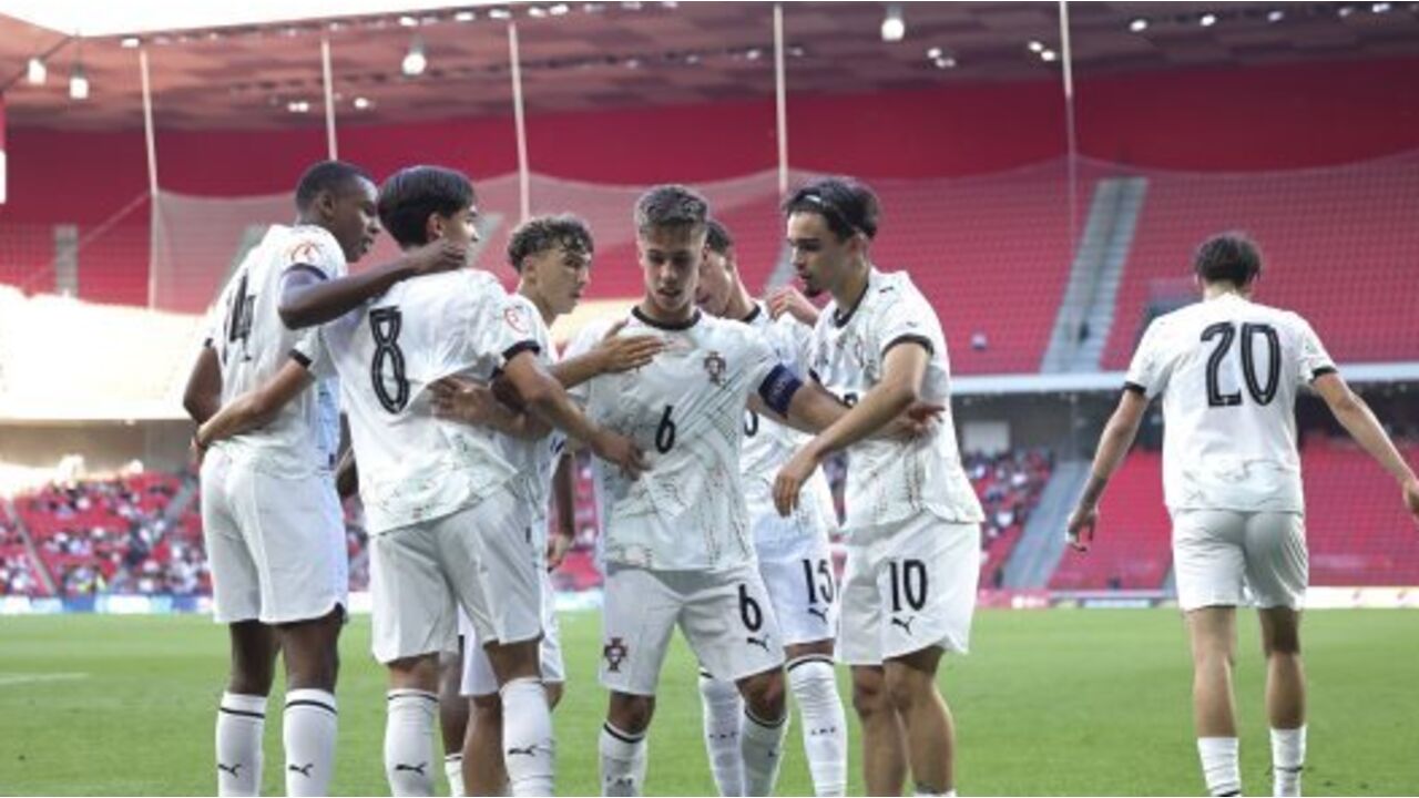 Jogadores portugueses festejam golo de Rafael Quintas