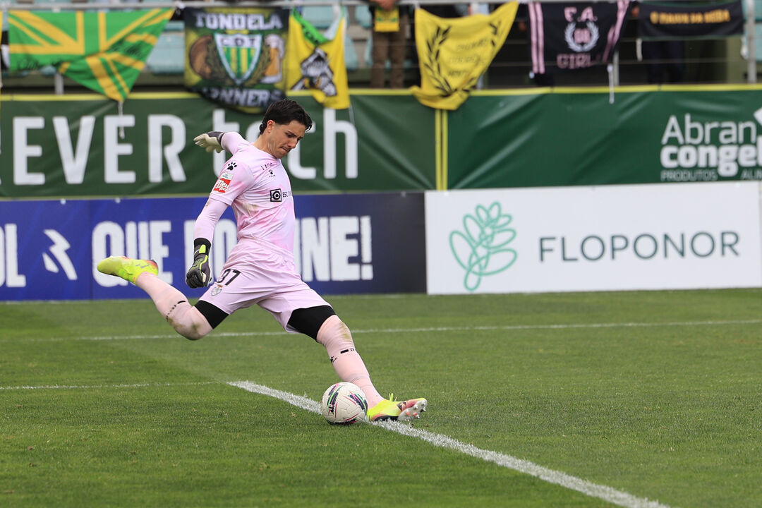 Lucas Cañizares em ação com a camisola do Feirense