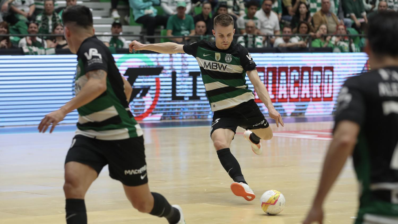 Jogador do Sporting remata à baliza