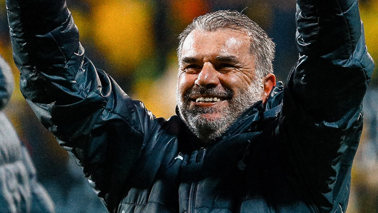 Ange Postecoglu, treinador do Tottenham, sorri para as bancadas após garantir a presença na final da Liga Europa
