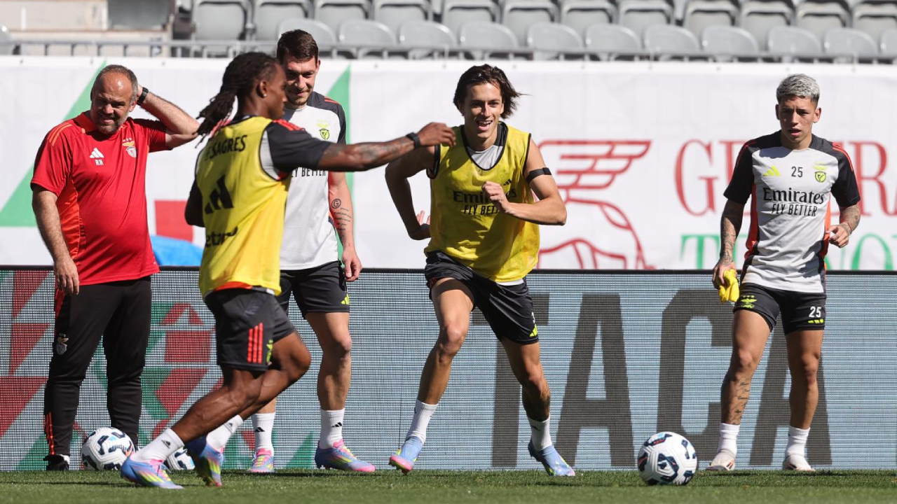 Álvaro Carreras (ao centro) durante o treino do Benfica