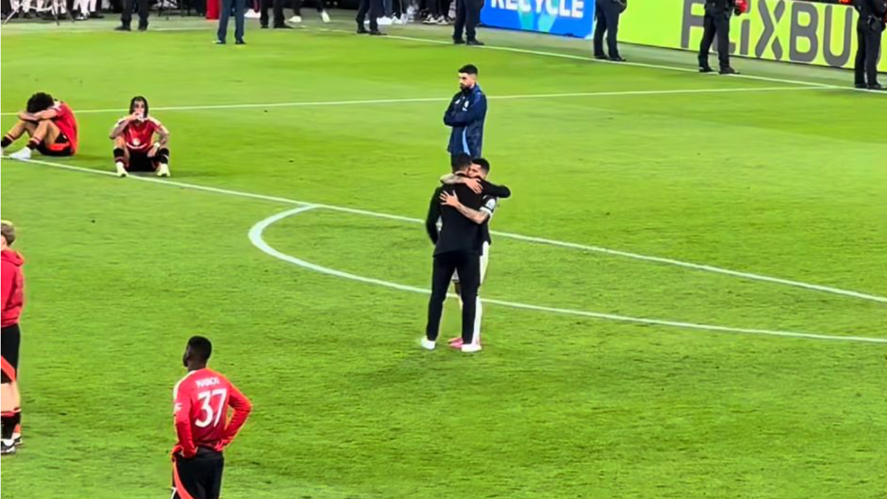 O abraço entre Ruben Amorim e Pedro Porro após o apito final em Bilbau