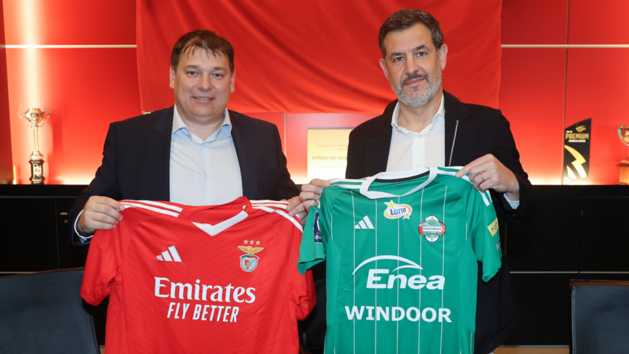 Gregorz Gilewski, presidente do Radomiak Radom, à esquerda, e José Francisco Gandarez, administrador do Benfica, à direita