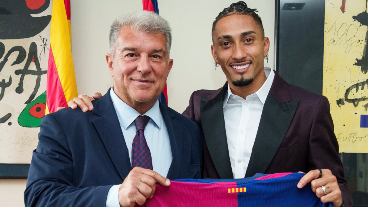 Joan Laporta (à esquerda) com Raphinha (à direita) durante a renovação de contrato do jogador