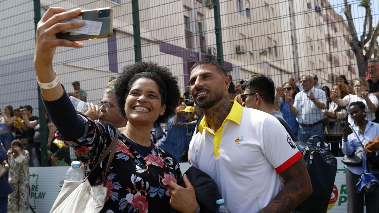 Ricardo Quaresma posou para fotografias com fãs na inauguração do Lay's RePlay, em Chelas