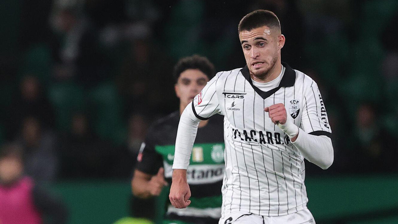 Miguel Menino em ação com a camisola do Farense