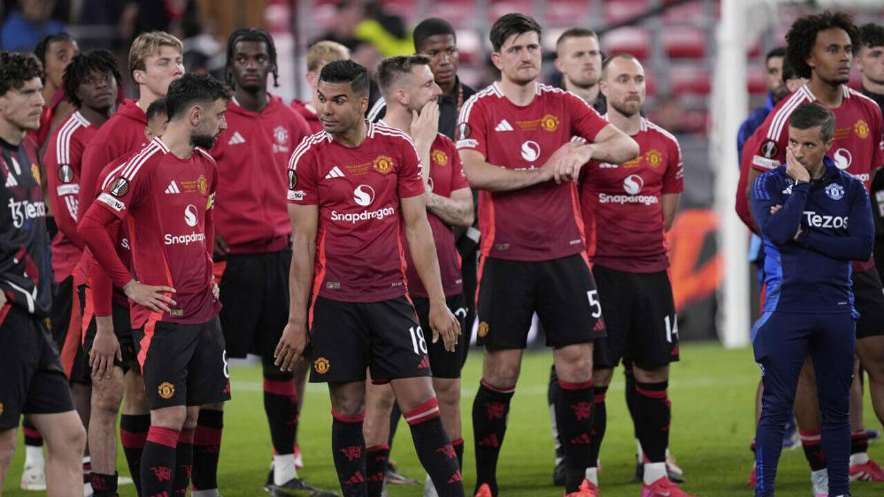 Jogadores do Manchester United desiludidos com a derrota na final da Liga Europa