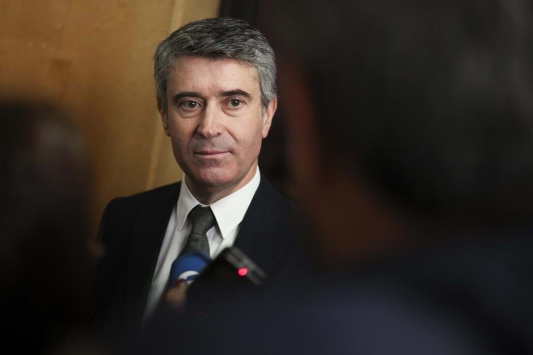 José Luís Carneiro avança para a liderança do PS