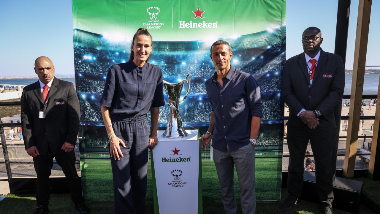 Jill Scott (à esquerda), o troféu da Liga dos Campeões feminina (ao centro) e Thiago Alcántara (à direita)