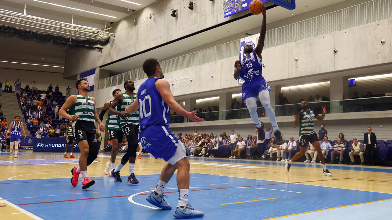 Os jogadores em ação durante o FC Porto-Sporting