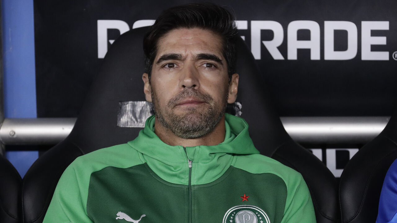 Abel Ferreira no banco de suplentes do Palmeiras